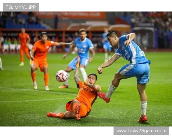 雨战影响技术发挥，玉昆vs西海岸多次射门中柱