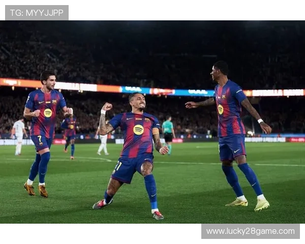 诺坎普观众致敬拉菲尼亚，巴西边锋成更衣室领袖